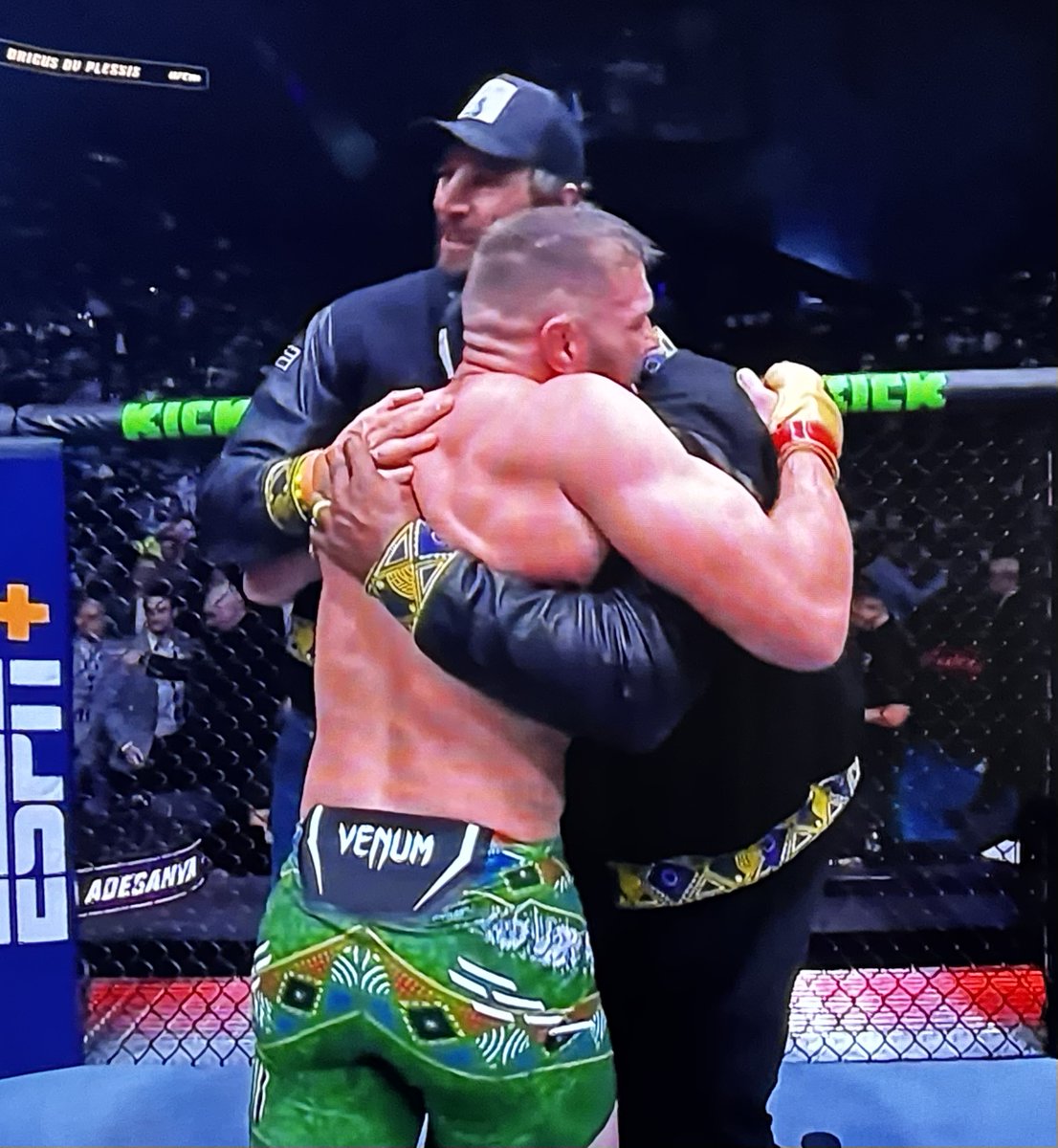 This moment. ❤️🇿🇦

Flip, I love South Africans.

<a href="/dricusduplessis/">Dricus Du Plessis</a> #UFC #UFC305 #MMA