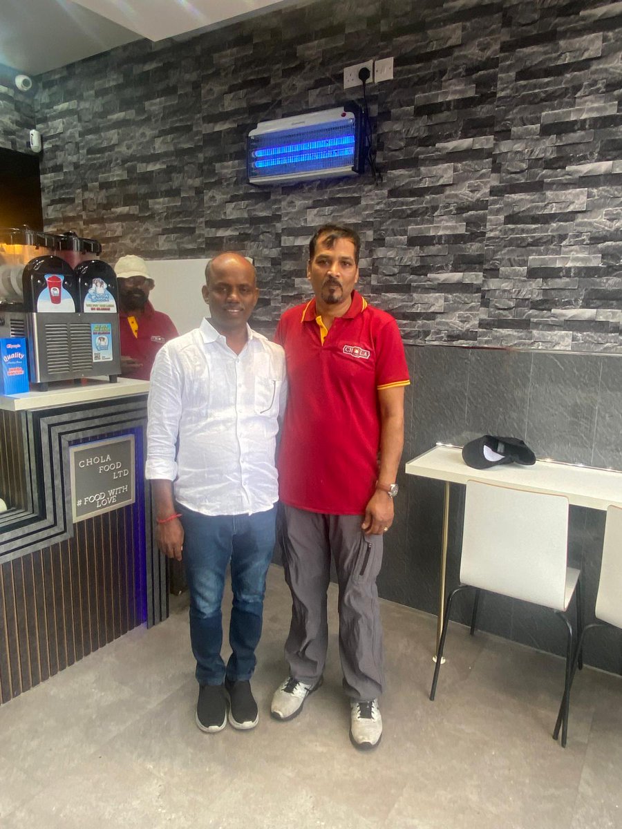 zenthil81's tweet photo. இவரை தெரியுமா - திருமா...? 

அண்ணன் சீமானுக்கு ஆமைக்கறி சமைத்து கொடுத்த தலைவரின் தனி சமையல் செயலாளர் இவர்தான். தலைவரின் உத்தரவின் பெயரில் இந்த உணவானது சமைத்து வழங்கப்பட்டது.  இது திருமா அவர்களுக்கோ, அவரை பின்தொடரும் தற்குறிகளுக்கோ தெரிந்திருக்கும் வாய்ப்பில்லை.
@thirumaofficial https://t.co/1c4it8cYFU