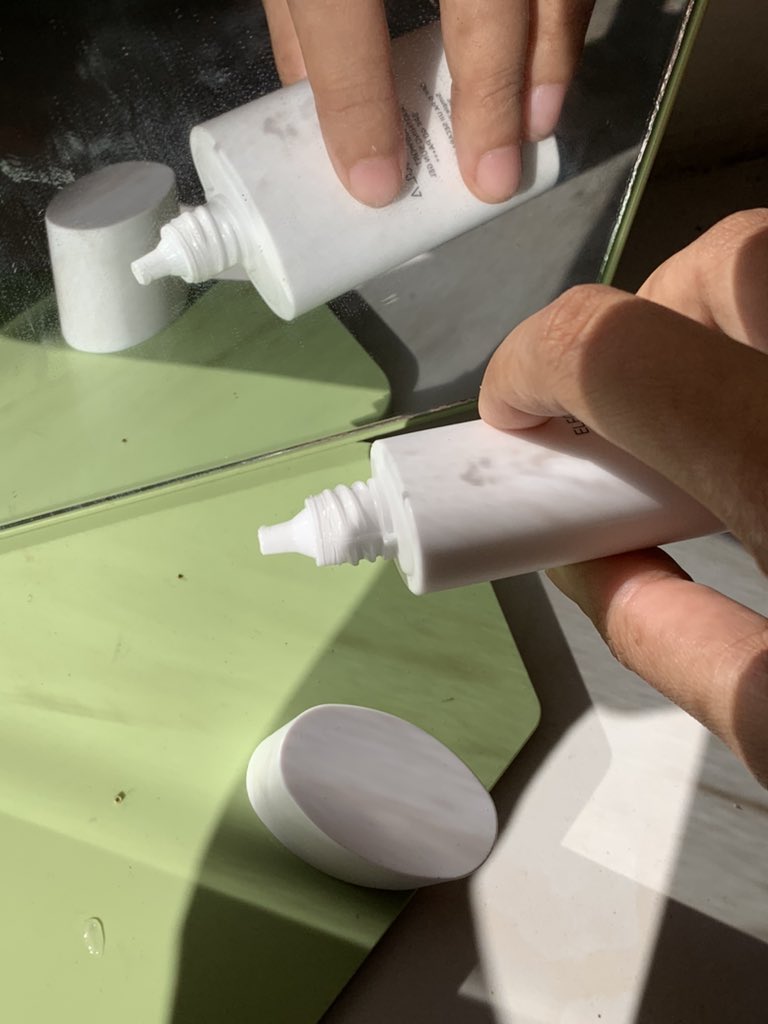 likeaahome's tweet photo. Texture nya ga se-thick yg aku kira, masih watery juga, easy to blend. finishnya setelah 5 menit apply beneran dry &amp; aga matte
aku belinya disini https://t.co/khcuj02Y4a
Packagingnya sangat travel friendly dan buat reaply juga enak but menurutku ini cukup pricey https://t.co/ImgkSFEAxp