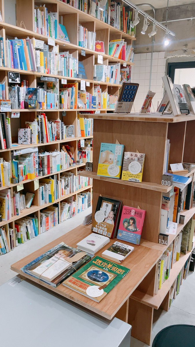 hani_books's tweet photo. ブックマンション@BookMansion のお店番しています。
印象派の画家達の本セットや好きな辞典を置いています📕
今日も今日とて暑いので、水分取りつつ涼みに来てくださいませー！ https://t.co/v0zFHQBaEF