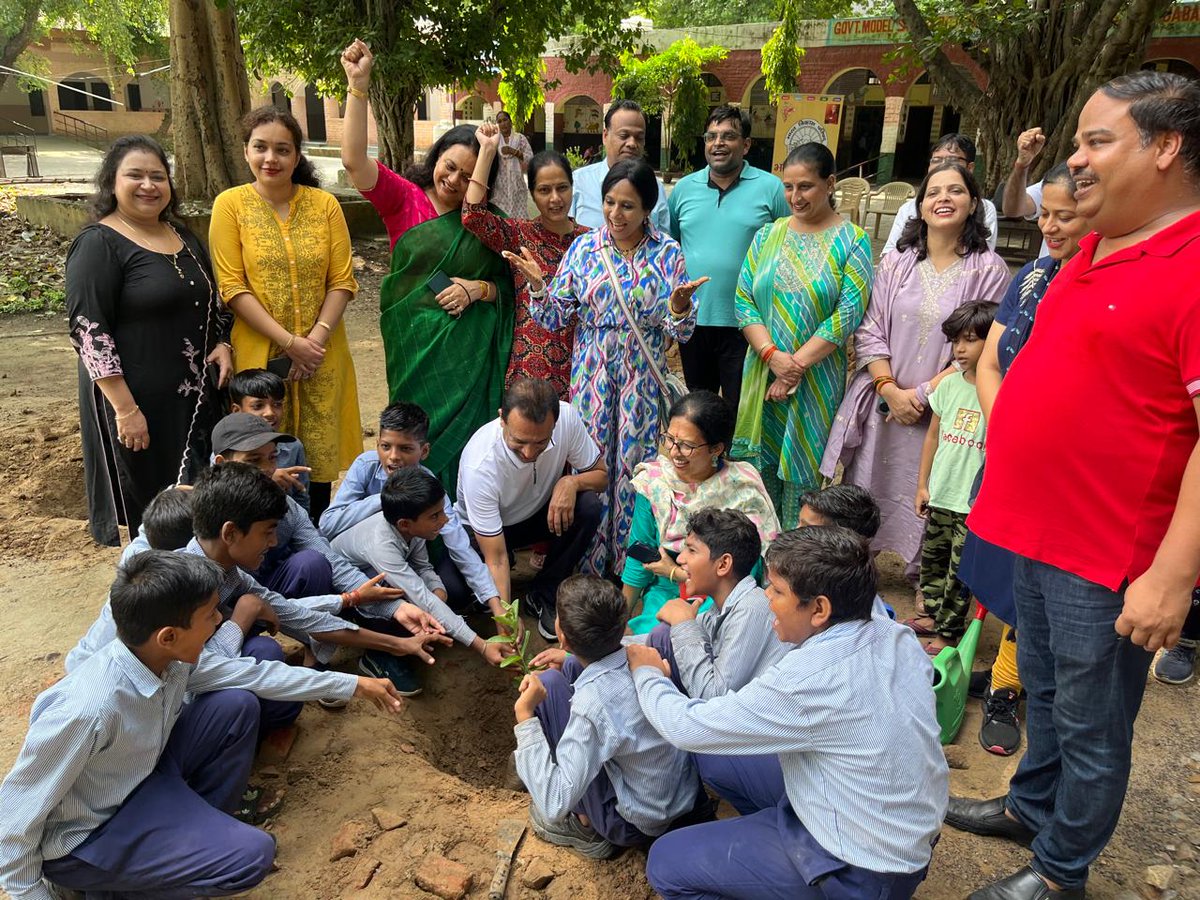 manmohangarg32's tweet photo. सेक्टर 16 के सरकारी स्कूल में छोटे-छोटे बच्चों के साथ मिलकर 200 पौधे लगाए और उन्हें इन पौधों की देखभाल करने की प्रेरणा दी। आइए हम सब एक पेड़ मां के नाम लगाएं और प्रकृति, पर्यावरण को बचाएं।

#manmohangarg https://t.co/Bah5HWzL95