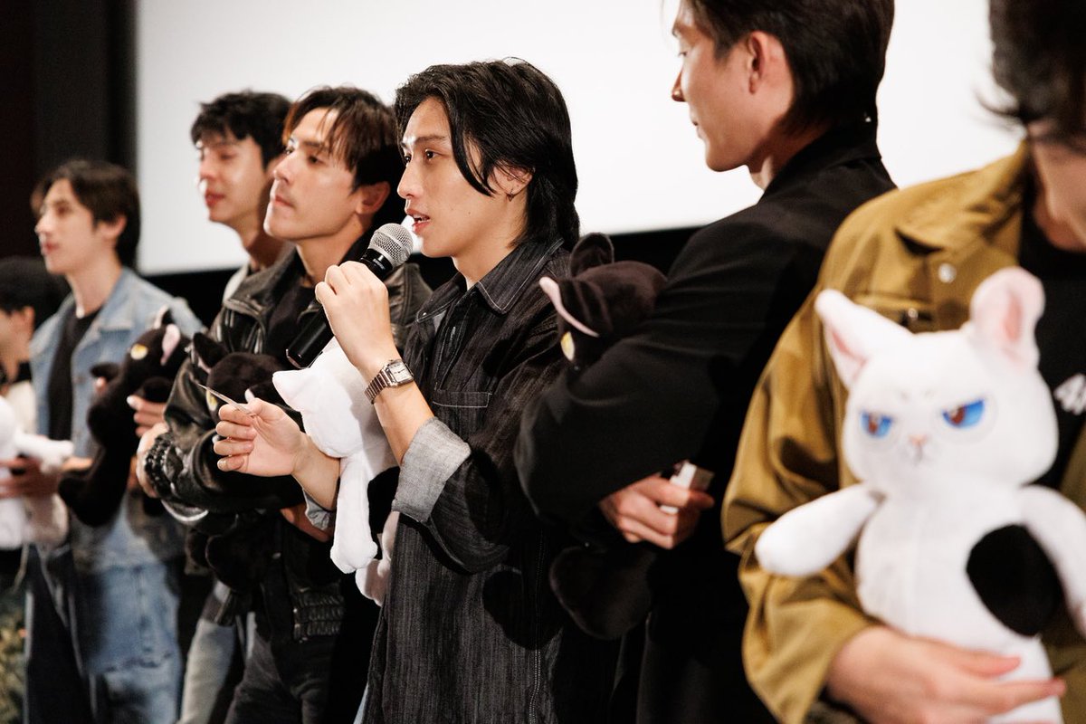 Bunterngonline's tweet photo. ทำถึง “4MINUTES” EPISODE 4 MOVIE NIGHT”
เข้มข้น ชวนคาดเดา ขยี้อารมณ์ทุกซีน
ติดเทรนด์ X อันดับ 2 ของโลกอย่างรวดเร็ว

เข้มข้นขึ้นและคาดเดาไม่ได้จริงๆ สำหรับซีรีส์ BL สุดร้อนแรงที่กำลังเป็นที่พูดถึงมากที่สุด อย่าง 4MINUTES เพราะเมื่อวันที่ 16 สิงหาคม 2567 ที่ผ่านมา BeOnCloud ได้จัดงาน “4MINUTES EPISODE 4 MOVIE NIGHT” ณ โรงภาพยนตร์ เมเจอร์ ซีนีเพล็กซ์ รัชโยธิน ซึ่งแฟนๆทั้งจากไทยและต่างประเทศให้การตอบรับเป็นอย่างดีเช่นเคยเพราะแค่เพียงเปิดขายบัตรก็ถูกจับจองเต็มทุกที่นั่งภายในเวลาอันรวดเร็ว ทำให้บรรยากาศของโรงภาพยนตร์แน่นไปด้วยความอบอุ่นจากแฟนๆ พร้อมด้วยทีมนักแสดงที่ยกทัพกันมาอย่างพร้อมหน้า นำโดย เจษ-เจษฎ์พิพัฒ และ ไบเบิ้ล-วิชญ์ภาส ร่วมด้วย บาส-อัศวภัทร์, ฟูไอซ์-ธนวัตร, จ๊อบ-ยศธร, มีโอ-เอเธนส์, เจเจ-ปฏิภาณ, เจ็ท-เจษฎากร ที่ตั้งตารอชม EPISODE 4 Sultrier Version พร้อมกัน ซึ่งไม่ทำให้ผิดหวังระหว่างการฉายเรียกเสียงกรี๊ดดังสนั่นอย่างต่อเนื่อง
เพิ่มเติม➡️https://t.co/Y83DgIZKye
รับชมซีรีส์ 4MINUTES ทุกวันศุกร์ เวลา 23.15 น. ทางช่อง One 31 และ Sultrier Version ได้ที่ แอป Viu เท่านั้น

#4MINUTES_EP4 
#4MINUTES2024 
 #เจษเจษฎ์พิพัฒ 
#ไบเบิ้ลวิชญ์ภาส 
#บาสอัศวภัทร์
#ฟูไอซ์ธนวัตร
#จ๊อบยศธร
#มีโอเอเธนส์
#เจเจปฏิภาณ
#เจ็ทเจษฎากร 
#4minutes
#BeOnCloud 
#one31 
#Viu 
#บันเทิงไทยออนไลน์
#bunterngthaionline