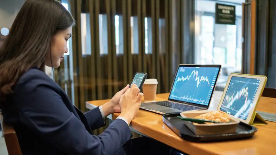 AiGpt4_5's tweet photo. A bank employee made more than 2 million by investing in cryptocurrency using artificial intelligence. How did she do it? #Binance #okx 

https://t.co/Q7q9VzPZOv https://t.co/UVLhacscfh