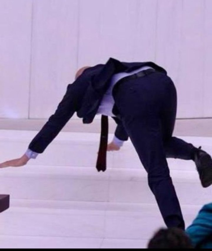 Soldaki İzmir Beledeyisenin heykeli, sagdaki Alpay Özalan'ın yaptıgı heykel, 2500e kitap satan izmirli bir yazarda, OGM"nin yangın söndürme uçak,helikopter,arazöz ve çalışanlarına böyle bakmış ve "ben hiç bir şey görmüyorum nerde bu devlet" diyor...