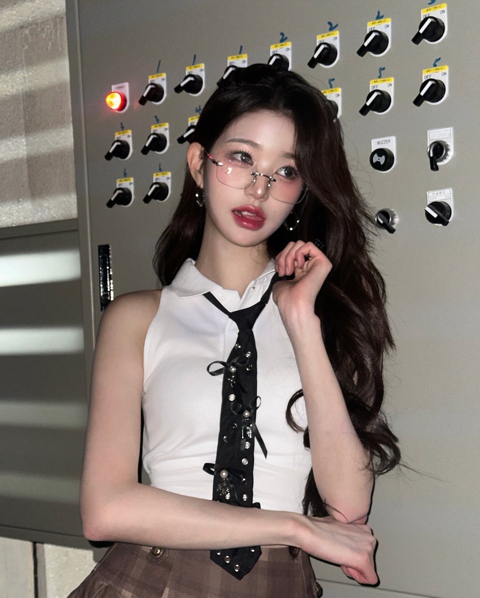 luvwy04's tweet photo. 긱시크 장원영 인스타 왔다............... https://t.co/3tLX9y7qOM