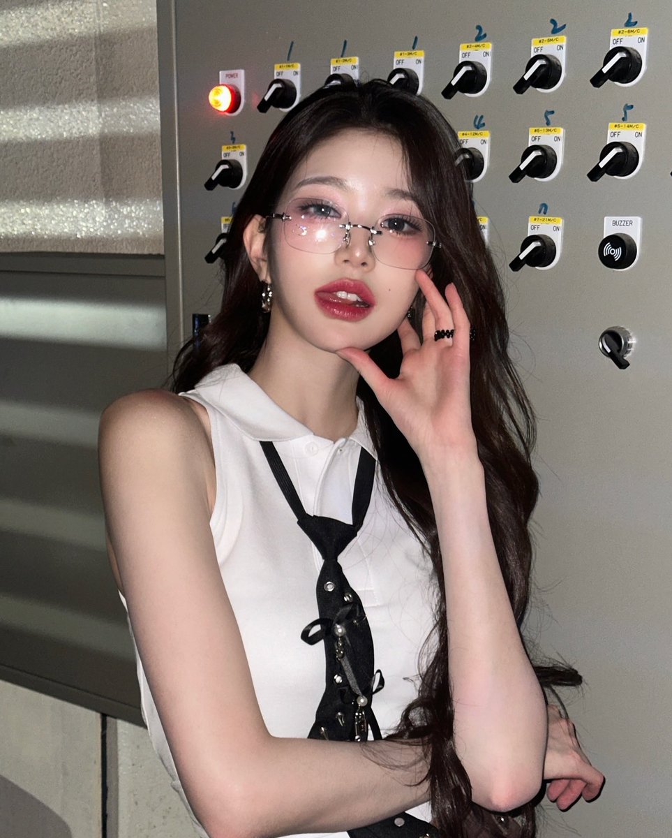 luvwy04's tweet photo. 긱시크 장원영 인스타 왔다............... https://t.co/3tLX9y7qOM