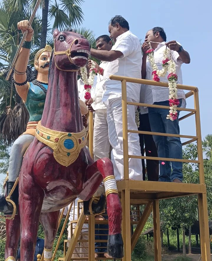 MLAGSRBHPL108's tweet photo. బహుజన వీరుడు సర్దార్ సర్వాయి పాపన్న గౌడ్ 372వ జయంతి సందర్భంగా రేగొండ మండలం దమ్మన్నపేట గౌడ కులస్తుల ఆధ్వర్యంలో ఏర్పాటుచేసిన ఉత్సవాలను ఘనంగా నిర్వహించారు. ఈ కార్యక్రమానికి 
ముఖ్య అతిథిగా హాజరై విగ్రహానికి పూలమాలవేసి నివాళులర్పించడం జరిగింది.
#Fighter 
#Dammmannapet
#MlaBhpl https://t.co/19ZBDPzDMV