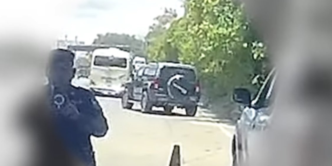 A Alejandro Muyshondt se lo llevaron en esa Hummer H3 negra conducida por policias……. Que miedo, ¿que malditos delincuentes nos gobiernan?.  Los peooores.