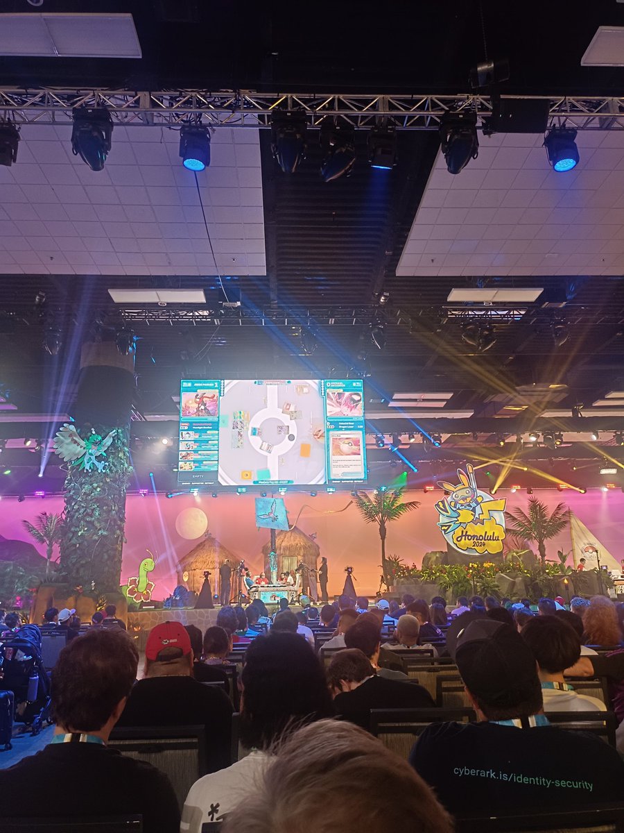 TDG_SJ's tweet photo. It was my first time to watch the World Championship live. It was a very good experience. Unfortunately, the player I supported lost. But I met a Japanese friend.@nerfmal https://t.co/GKh6eJRCNI