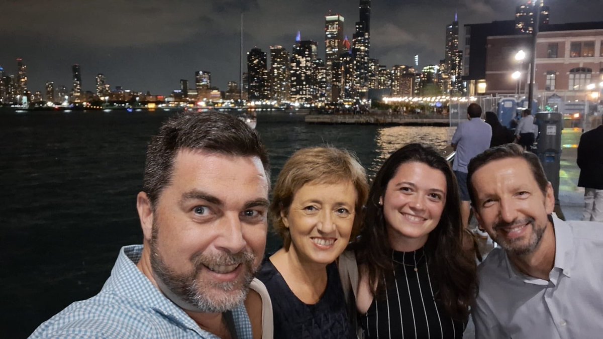Friends in Chicago.
Para a Convenção Democrata que começa segunda-feira estão credenciados 3000 jornalistas. Biden, Obama, Bill e Hillary Clinton, Tim Walz e Kamala Harris são os principais oradores. As medidas de segurança começam a ser visíveis na cidade. 

#chicago #CND