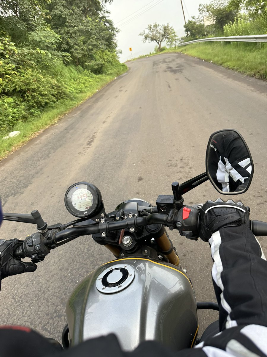 Vimalsumbly's tweet photo. Sometimes you have to unplug yourself from the world for a moment , so you can reset yourself.
#motorcycle #handlebarlife #tvsronin https://t.co/uWygi21heL