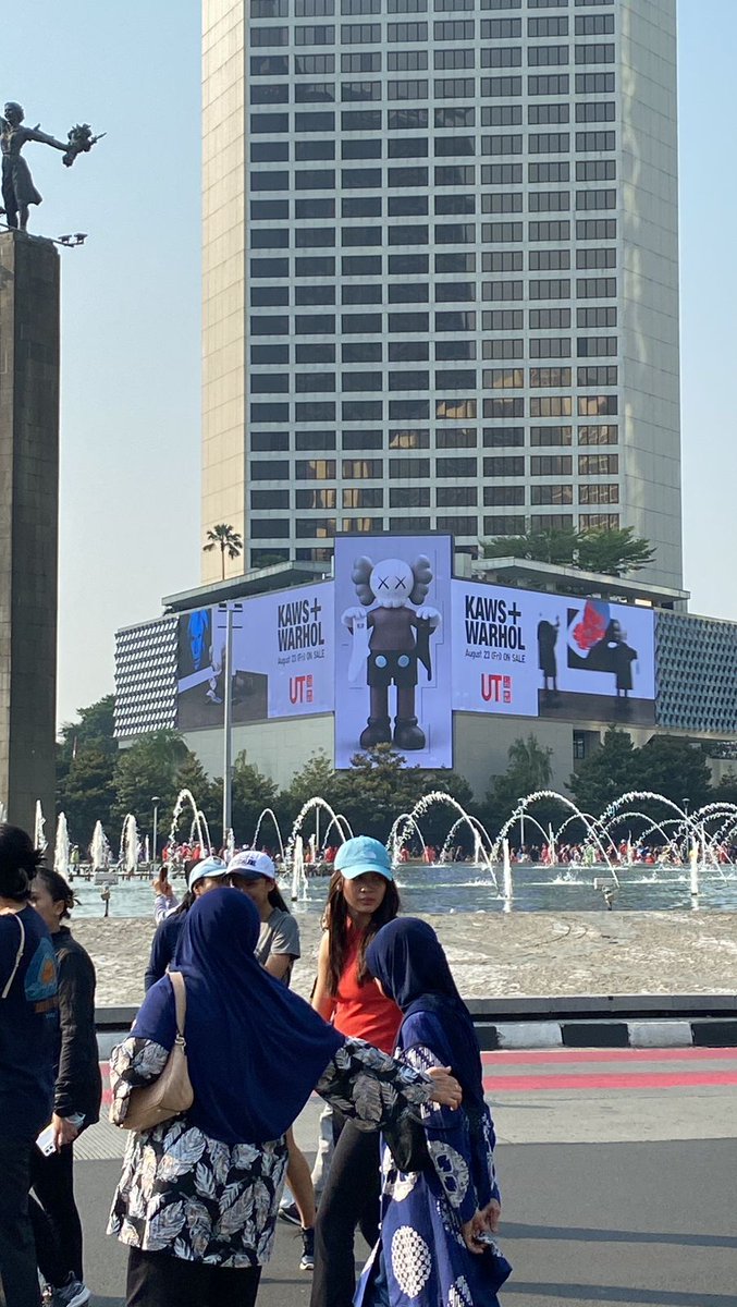 Hani003's tweet photo. Rugi dong kalo ga beli secara collabnya KAWS sama Andy Warhol gitu lho. https://t.co/HcreKDgCg0