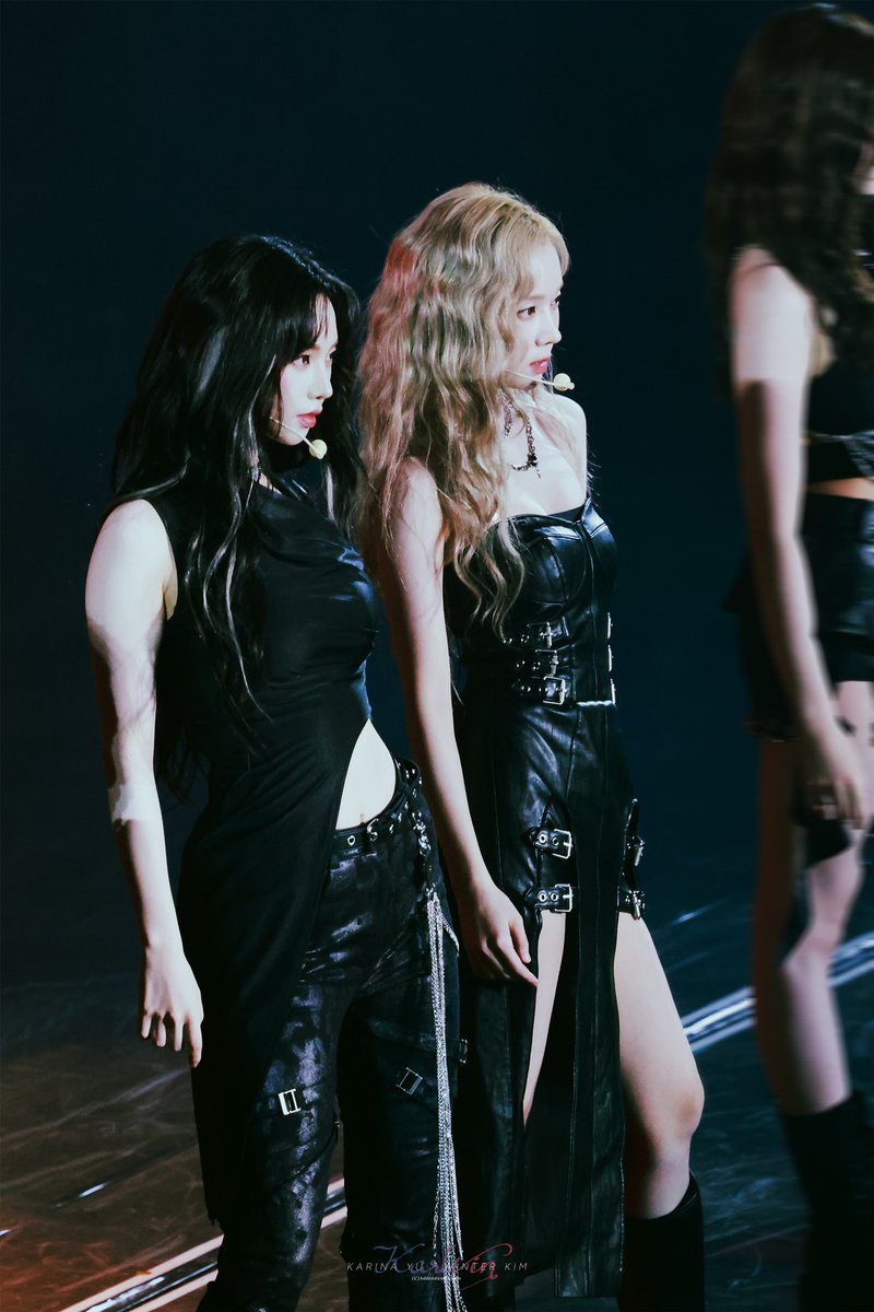 เกาหลีบอกว่า 'ในขณะที่วินเทอร์เป็นปีศาจแสนซนผู้น่ารักที่ชอบแกล้งแหย่เล่นกับมนุษย์ คาริน่าก็เป็นปีศาจที่มีเสน่ห์ที่ปรากฎตัวอย่างสง่างามเพื่อสร้างความหวาดกลัวและย้ำเตือนให้กับมนุษย์'