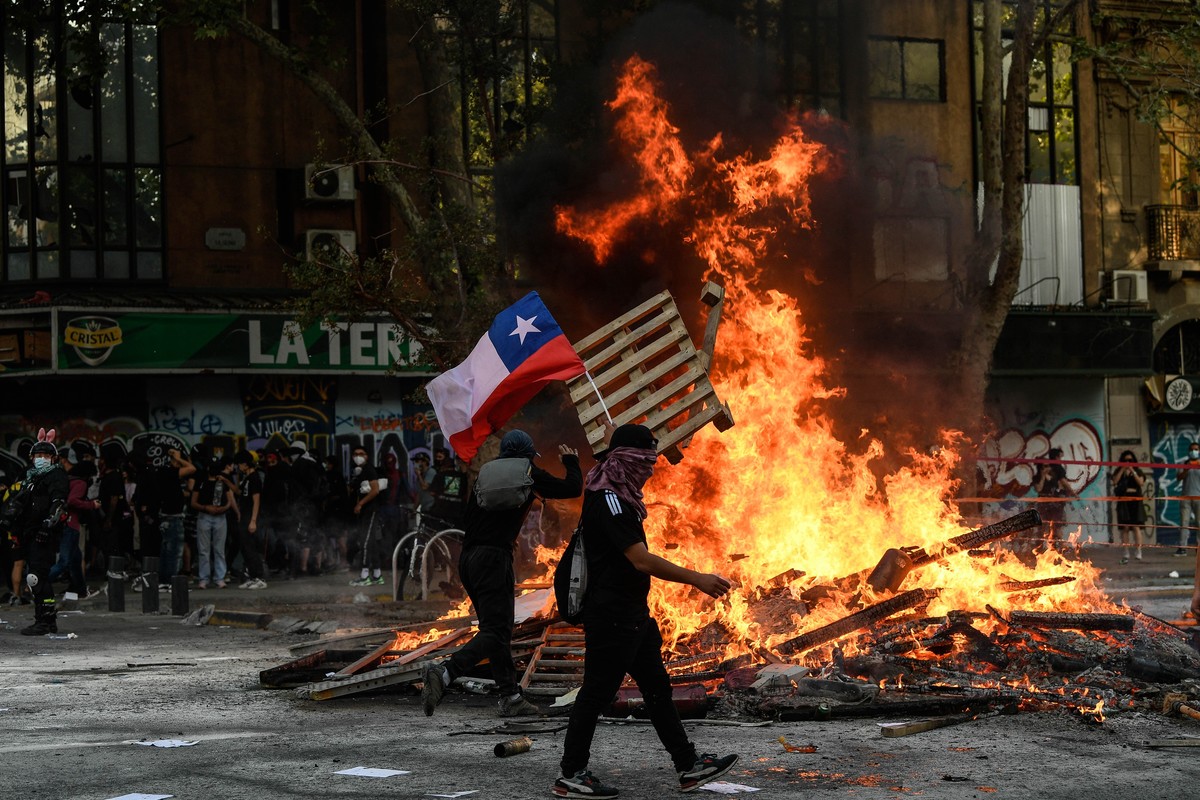 danidel3d's tweet photo. @CNNChile Chilenos destrozando Santiago para tener un mal futuro y echarle la culpa a los venezolanos y a todos los extranjeros. https://t.co/nxUN4UJuA5