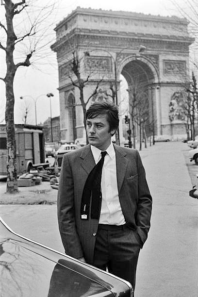 Michel Artault.
Alain Delon devant l'Arc de Triomphe durant le tournage de Un Flic.
1972. Paris 
RIP.