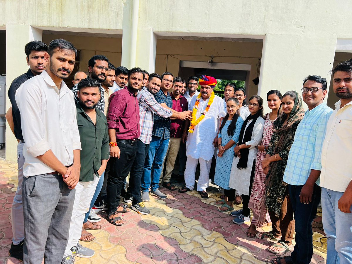 VIJAYSINGH_NAWA's tweet image. आज काला भाटा की ढाणी स्थित निवास पर पहुंचकर विधानसभा क्षेत्र में नियुक्त कंप्यूटर अनुदेशकों ने स्वागत-सम्मान कर अपनी विभिन्न समस्याओं जैसे कंप्यूटर विषय को अनिवार्य करने और वेतन विसंगति आदि से अवगत करवाया। माननीय शिक्षा मंत्री जी को अवगत करवाकर समाधान करवाने हेतु आश्वस्त किया।