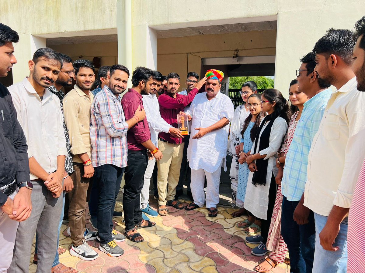 VIJAYSINGH_NAWA's tweet image. आज काला भाटा की ढाणी स्थित निवास पर पहुंचकर विधानसभा क्षेत्र में नियुक्त कंप्यूटर अनुदेशकों ने स्वागत-सम्मान कर अपनी विभिन्न समस्याओं जैसे कंप्यूटर विषय को अनिवार्य करने और वेतन विसंगति आदि से अवगत करवाया। माननीय शिक्षा मंत्री जी को अवगत करवाकर समाधान करवाने हेतु आश्वस्त किया।