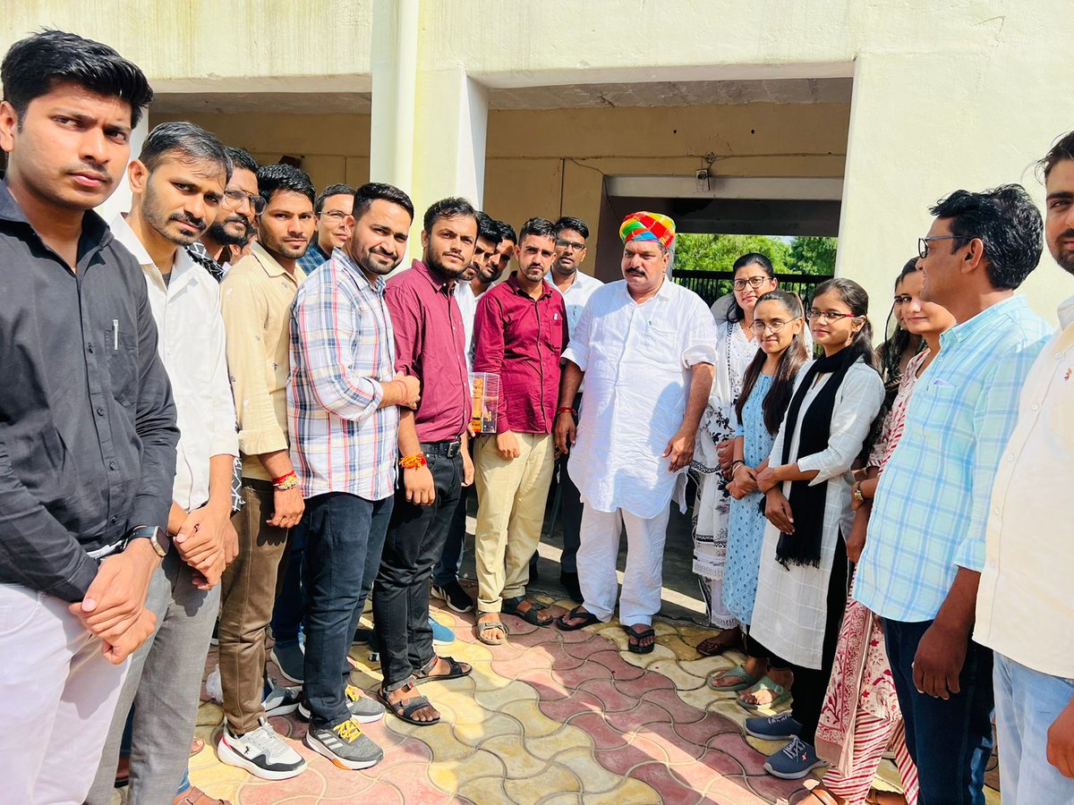 VIJAYSINGH_NAWA's tweet image. आज काला भाटा की ढाणी स्थित निवास पर पहुंचकर विधानसभा क्षेत्र में नियुक्त कंप्यूटर अनुदेशकों ने स्वागत-सम्मान कर अपनी विभिन्न समस्याओं जैसे कंप्यूटर विषय को अनिवार्य करने और वेतन विसंगति आदि से अवगत करवाया। माननीय शिक्षा मंत्री जी को अवगत करवाकर समाधान करवाने हेतु आश्वस्त किया।