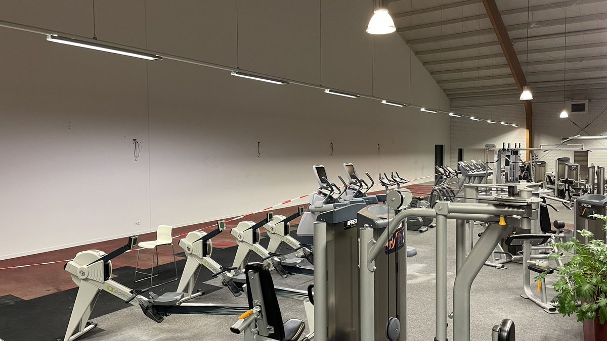 Marcel_T1vw's tweet photo. ⚠���⚠️🚧🚧 Fase 2 is gestart! 
Verwijderen grote scheidingswand, Uitbreiding padel en verplaatsing en herinrichting fitness, voor nog meer sportplezier

Wij blijven, indien mogelijk, gedurende de werkzaamheden geopend en proberen de overlast zoveel mogelijk te beperken. 😃 https://t.co/cR6TA4hMW8