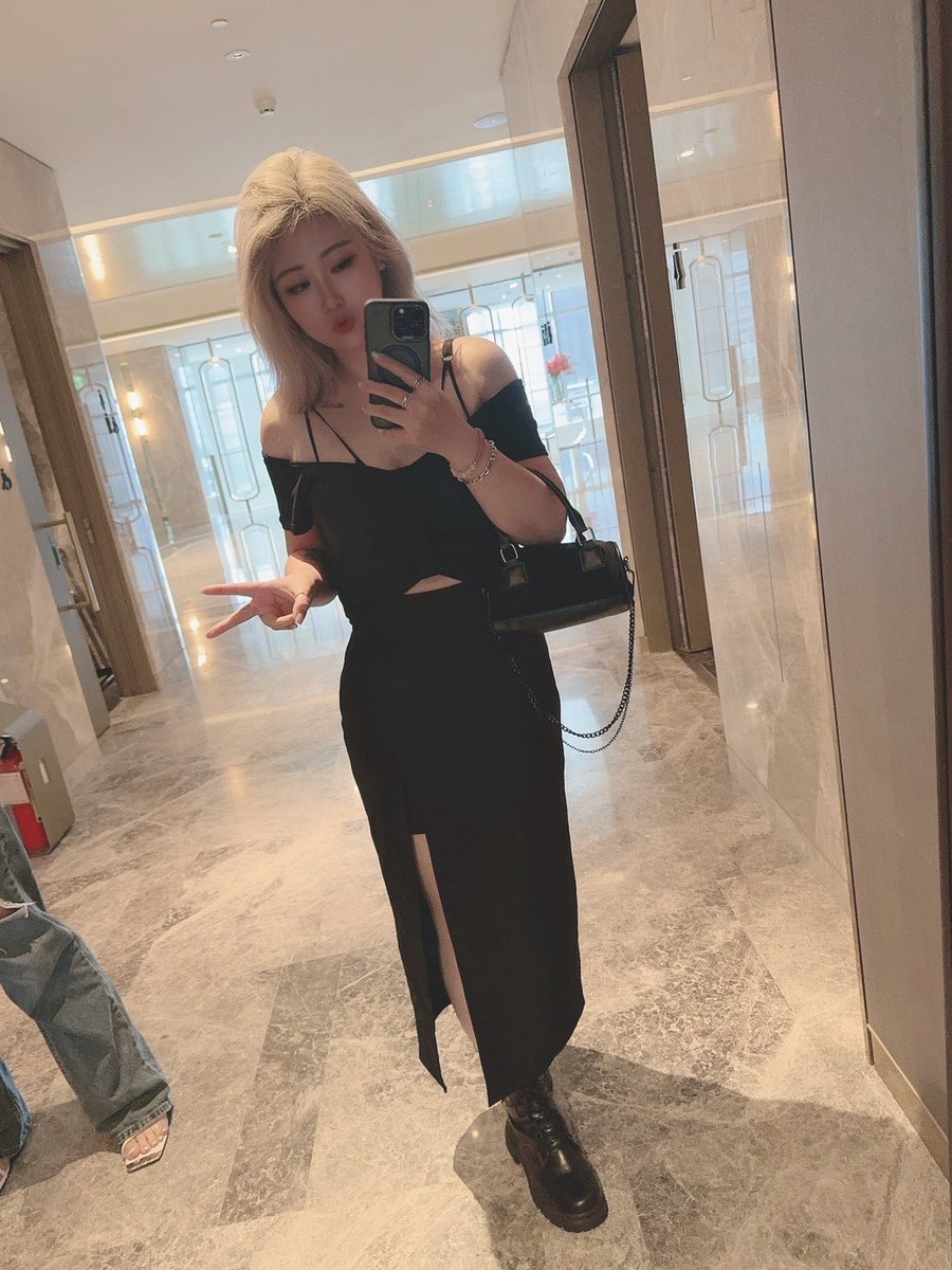 今天參加研討會
快冷死人…🥶
但看到很騙的鏡子還是想拍一下🤣

快結束了❤️要約會嗎？