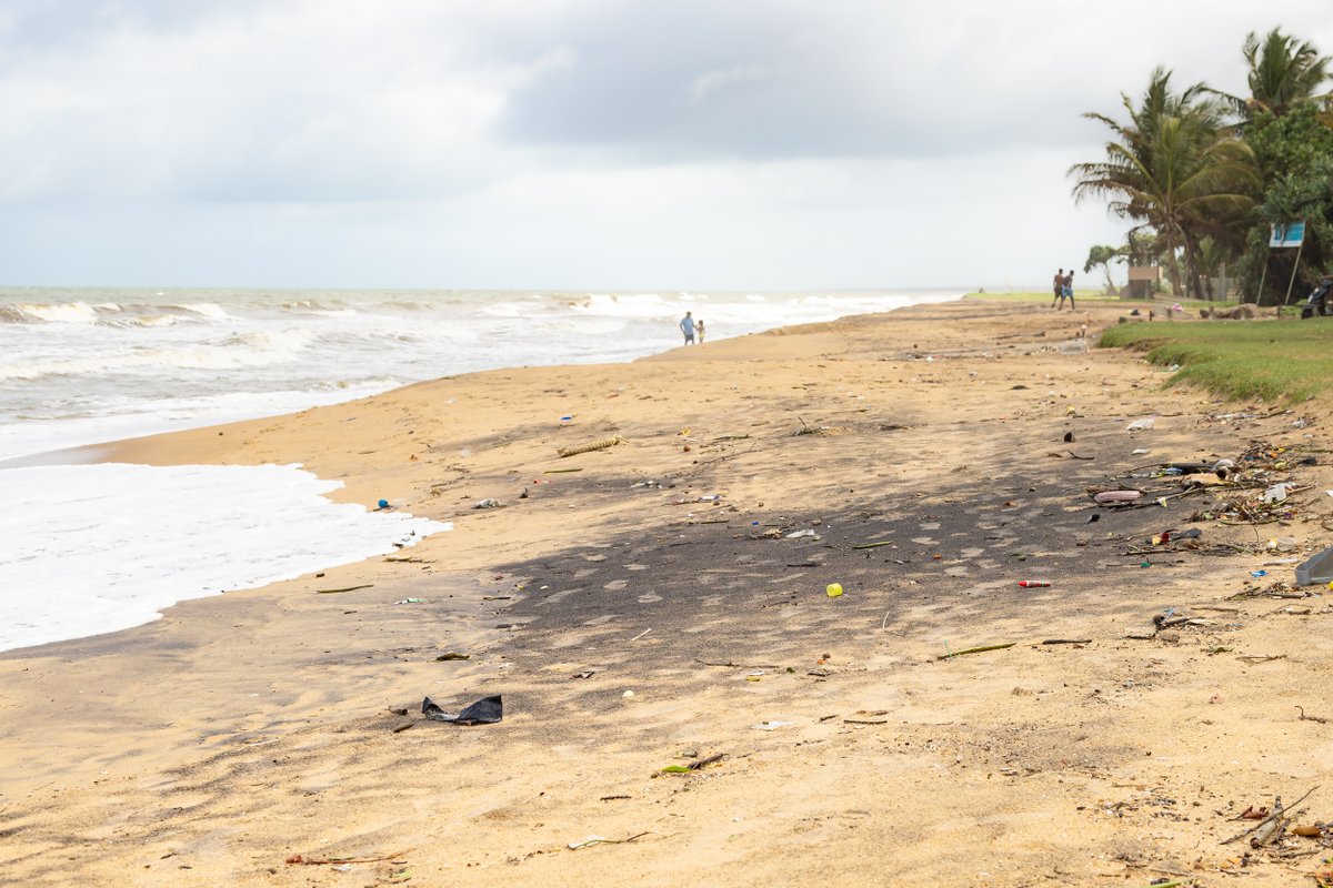 1Candy1Man's tweet photo. Tanker left oil on beach - again, Negombo, Sri Lanka 18 08 2024. https://t.co/r0ZzbAXxHs