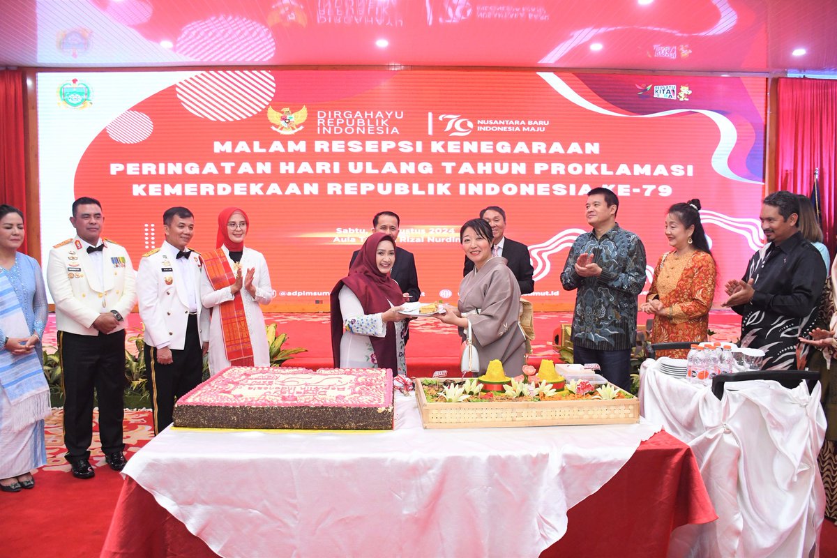 Kodam_1BB's tweet photo. Pangdam I/BB Mayjen TNI Mochammad Hasan didampingi Ketua Persit Kartika Chandra Kirana PD I/BB Ny. Anggi Mochammad Hasan bersama  Unsur Forkopimda Sumut hadiri Malam Resepsi Kenegaraan Peringatan HUT Proklamasi Kemerdekaan RI Ke-79 di Aula Tengku Rizal Nurdin, Sabtu (17/8/2024). https://t.co/Wv7RT9v6kh