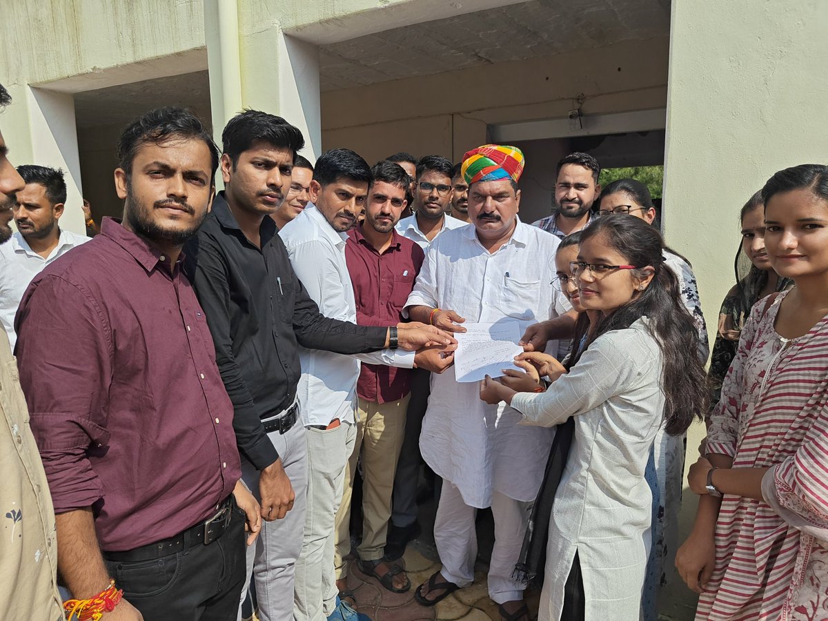 आज माननीय राज्य मंत्री विजय सिंह चौधरी जी से मुलाकात कर कंप्यूटर अनुदेशक विषय को अनिवार्य करने और कंप्यूटर अनुदेशक कैडर रिव्यू और वेतन विसंगति को दूर करने हेतु निवेदन किया | माननीय मंत्री जी ने इस समस्या के समाधान हेतु आश्वस्त किया|
<a href="/madandilawar/">Madan Dilawar</a> 
<a href="/VIJAYSINGH_NAWA/">Vijay Singh Chaudhary (मोदी का परिवार)</a> 
<a href="/DrTnsharma/">Dr T N Sharma</a>