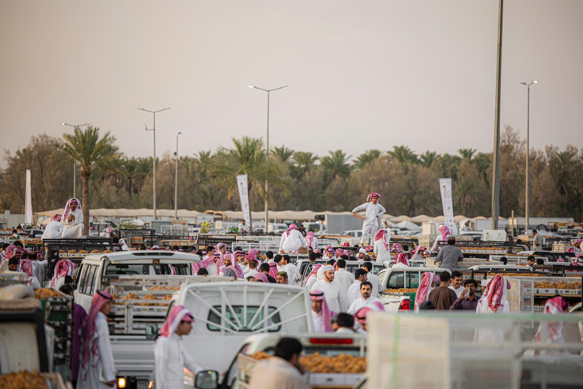 Buraydahcarnval's tweet photo. 📸|
مقتطفات من تغطية يومنا الـ18 في #كرنفال_بريدة_للتمور 🌴
#مواسم_تمورنا https://t.co/DZG1bAQGx4