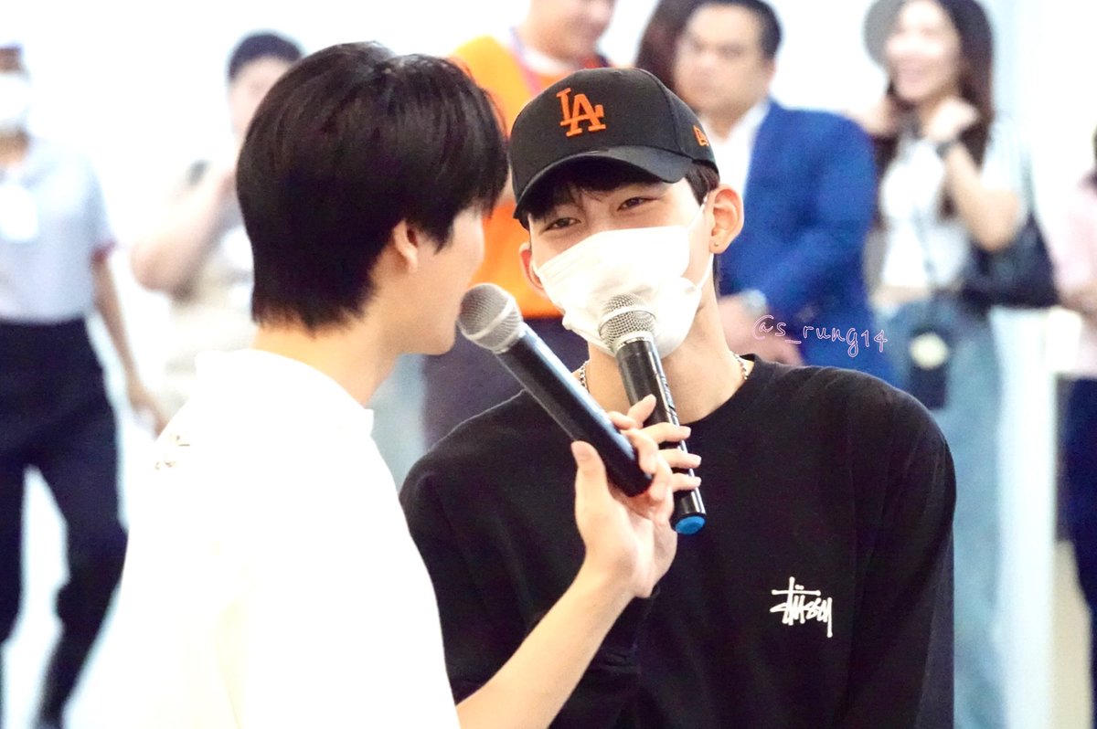 The smiling eyes I'm done for 😭😭😭😭