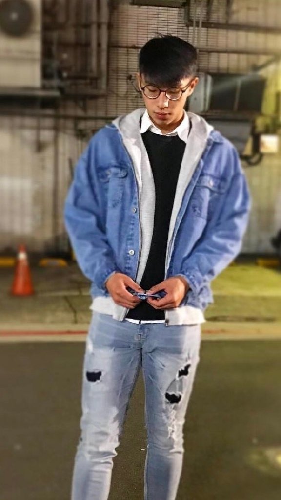 破200 大感恩
整理幾個剛剛大家私訊常問的問題答案
1.籃球隊的。
2.基本上就是喜歡胖的、不好看的、大叔老的，所以才覺得說出來不好聽。
3.高一被破處的，詳細可以說給你聽，我的破爛故事一大堆。
4.目前真的沒有約任何，約吃飯出去玩我會想被X，你們看到高帥壯籃球隊發情忍的住？😏
附上臉照～