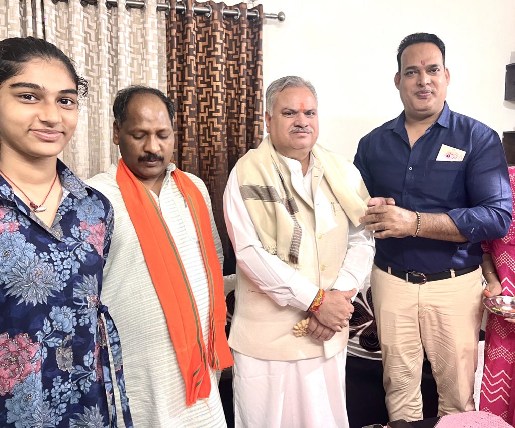 मेरा परम सौभाग्य कि छत्तीसगढ़ भाजपा संगठन के मुख्य आधार स्तंभ हम सब कार्यकर्ताओ के प्रिय क्षेत्रीय संगठन महामंत्री श्री अजय जामवाल जी प्रदेश संगठन महामंत्री श्री पवन साय जी मेरी कुटिया में पधारे!