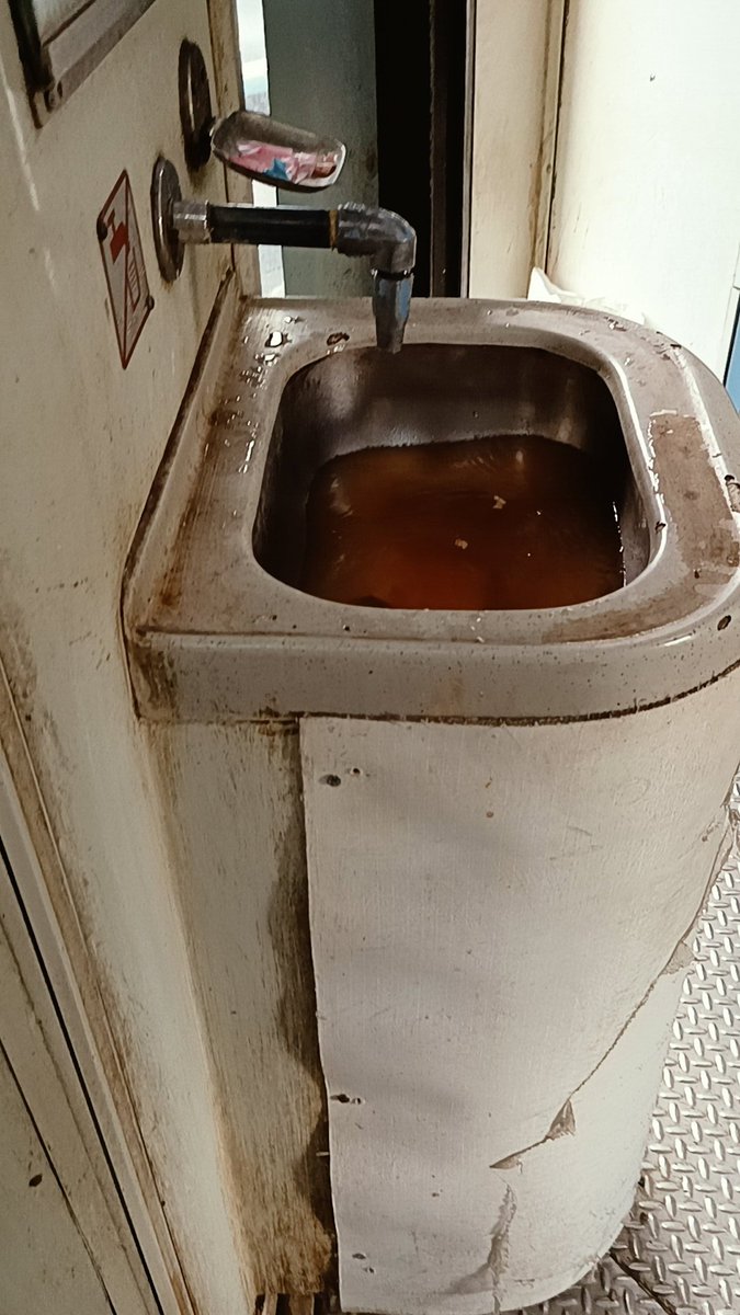 MeliyanB's tweet photo. @RailwaySeva 
What is this??no cleaning https://t.co/mixn9h7Wpn