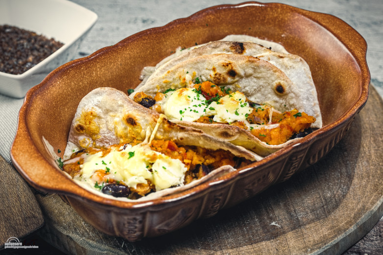 Tacos selbst herstellen ist sehr einfach und geht schnell von der Hand. Wir zeigen hier die vegetarische Variante, die ebenso schmackhaft ist wie der fleischige Bruder. 

ZUM REZEPT: 
aufunsere.art/rezept/linsen-…

#rezept