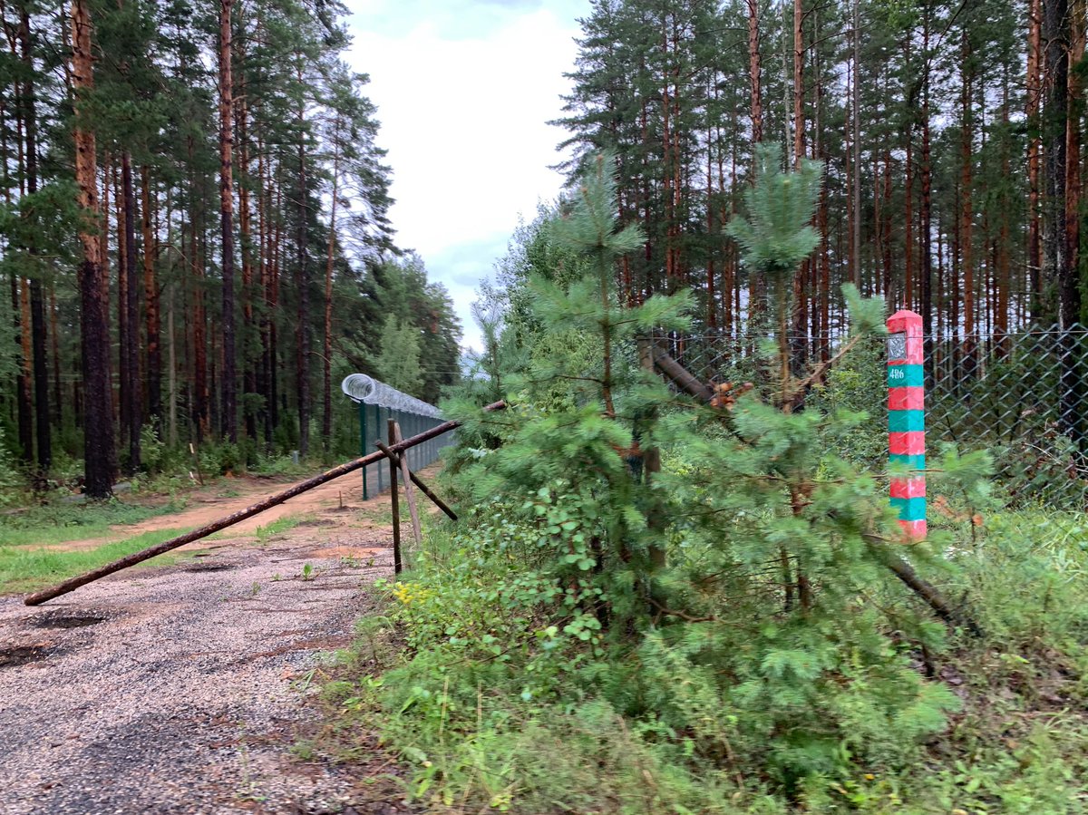 josviaque's tweet photo. Czy można legalnie przejechać przez Federację Rosyjską 🇷🇺 bez paszportu i wizy? Tak. Wystarczy wybrać się drogą nr 178 🇪🇪 z #Värska do #Lutepää, #Sesniki i #Saatse. Dwa odcinki, 30 i 900 m, przebiegają przez kawałek Rosji zwany #SaatseSaabas. #border #Estonia #Russia #SaatseBoot https://t.co/qXU5lbBMDz