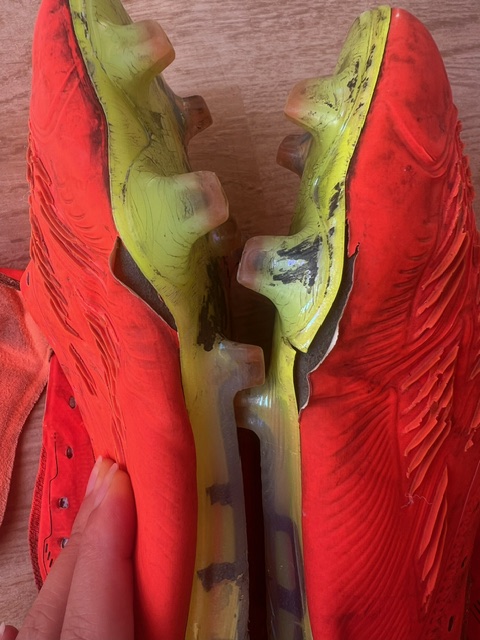 farthestpoint's tweet photo. @adidasfootball @juventusfc @ManUtd @realmadrid @Arsenal @FCBayern Look at the quality of your predator shoes after only 7 months. @adidas @adidasfootball https://t.co/PKRZypnJGr