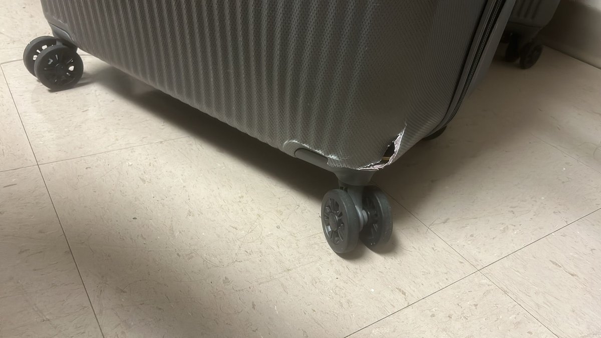 TynanClaire's tweet image. Hey ⁦@AmericanAir⁩ travelled from LHR to BNA via ORD on AA Sat10th Aug with a BRAND NEW suitcase. Suitcase arrived broken wheel &amp;amp; unusable! Tried contacting AA can’t get incident number to claim &amp;amp; live nowhere near an airport. No suitcase to come home!!! Appalling 
⁦