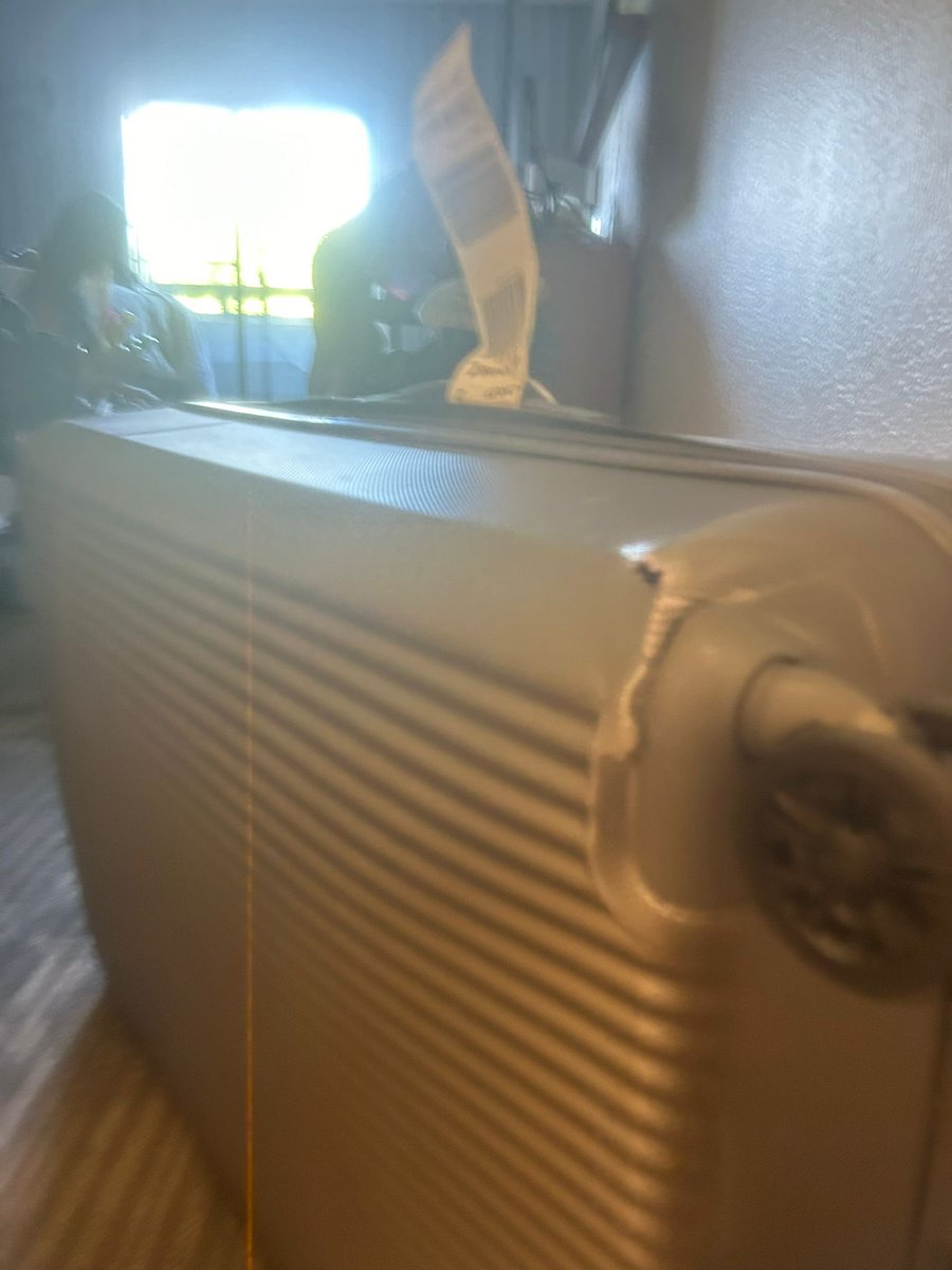 TynanClaire's tweet image. Hey ⁦@AmericanAir⁩ travelled from LHR to BNA via ORD on AA Sat10th Aug with a BRAND NEW suitcase. Suitcase arrived broken wheel &amp;amp; unusable! Tried contacting AA can’t get incident number to claim &amp;amp; live nowhere near an airport. No suitcase to come home!!! Appalling 
⁦