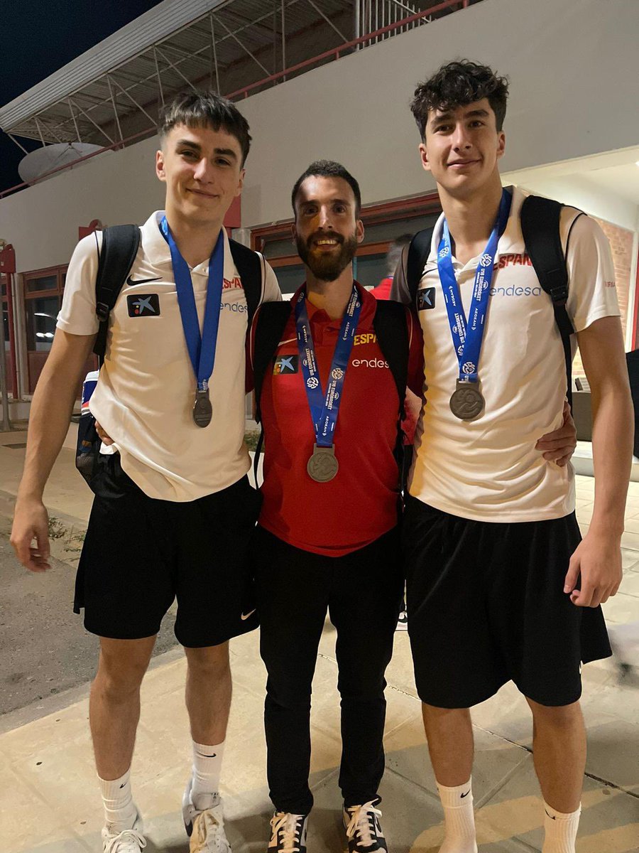 BasquetManresa's tweet photo. 🤩 Carlos Flores, Gerard Fernández i Lucas Sánchez tornen a #Manresa amb la medalla de plata. 
❤️ Enhorabona als nostres #MadeinManresa. https://t.co/wWQ3VN2caV
