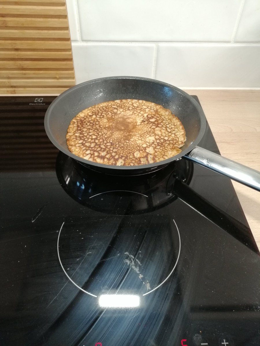ApacheQQ's tweet photo. No nyt alkaa jo sujumaan. Se oli vaan ensimmäinen koevedos ja palohälyttimen testaus #lätyt #letut #räiskäleet #ohukaiset #krepit https://t.co/OnSRl3dLtd