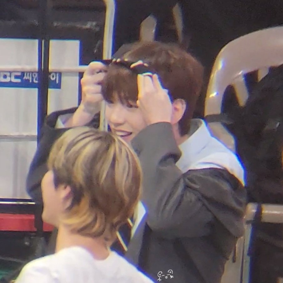 rkdeksPf_97's tweet image. 어캄 너무 아기임 아기가 등원 머리띠 쓰는거 같아୨ৎ