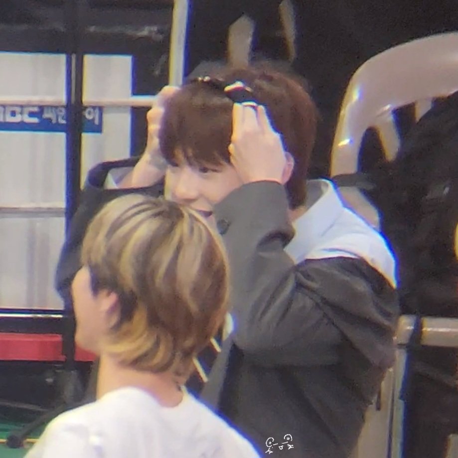 rkdeksPf_97's tweet image. 어캄 너무 아기임 아기가 등원 머리띠 쓰는거 같아୨ৎ