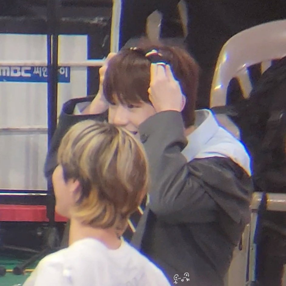 rkdeksPf_97's tweet image. 어캄 너무 아기임 아기가 등원 머리띠 쓰는거 같아୨ৎ