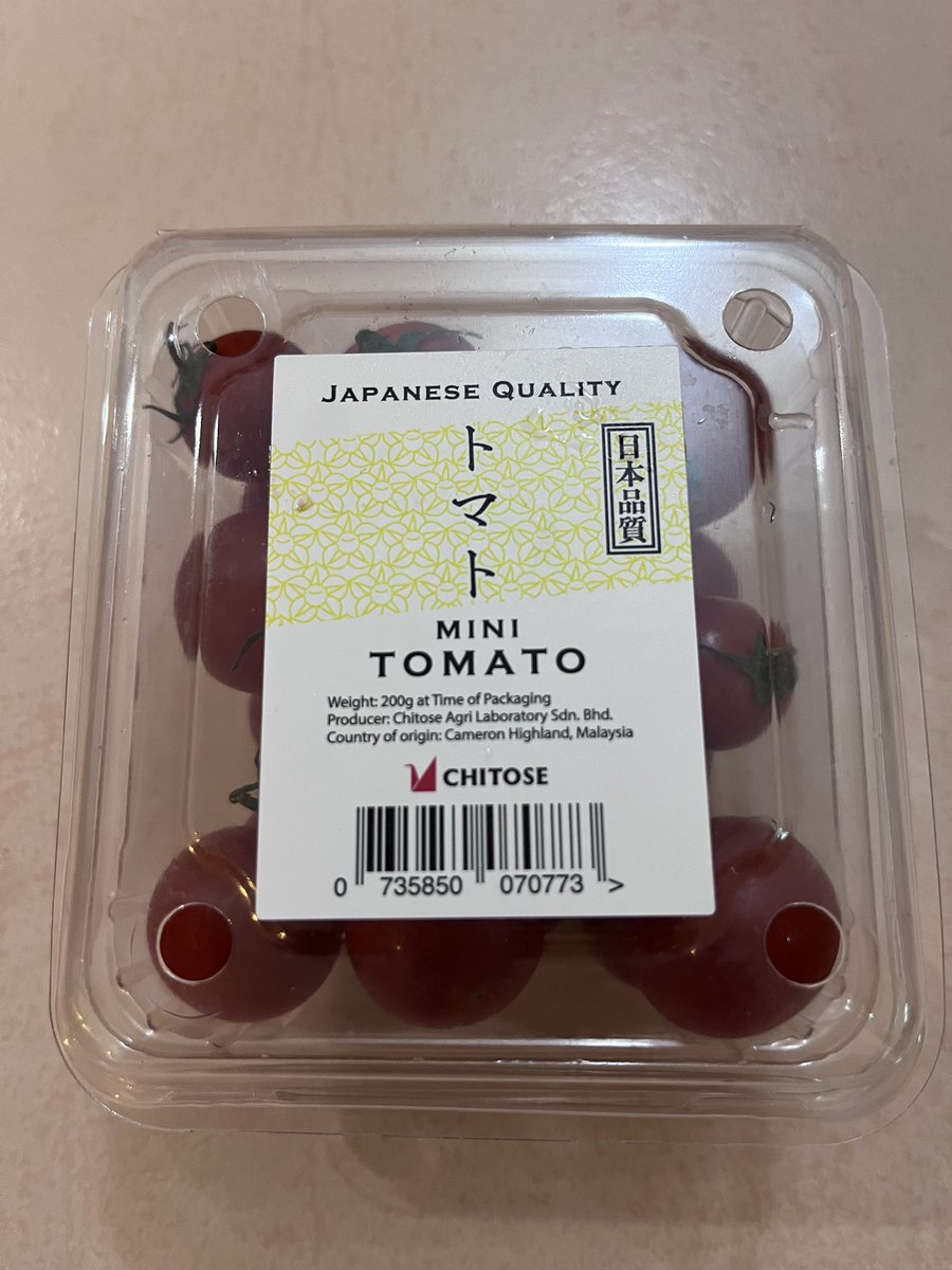ryo0814's tweet photo. クチンで手に入るトマトで、娘が唯一美味しいと言ってたべる、なんならおやつとして食べるのがこちらのトマトです。ツルマークがつきましたね。
#ち���せトマト https://t.co/mBVVK5nEqn