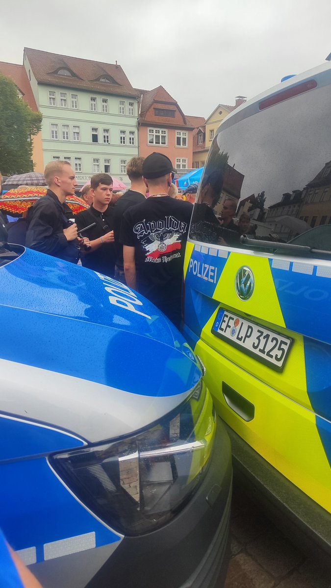 reuss_antifa's tweet photo. Die Polizei zog eine Reihe mit Polizeifahrzeugen aufgrund der hohen Teilnehmerzahlen beider Seiten.
Apoldaer Jungnazis in der ersten Reihe. #Apolda #AP1808 https://t.co/MXYZ1nfzCb