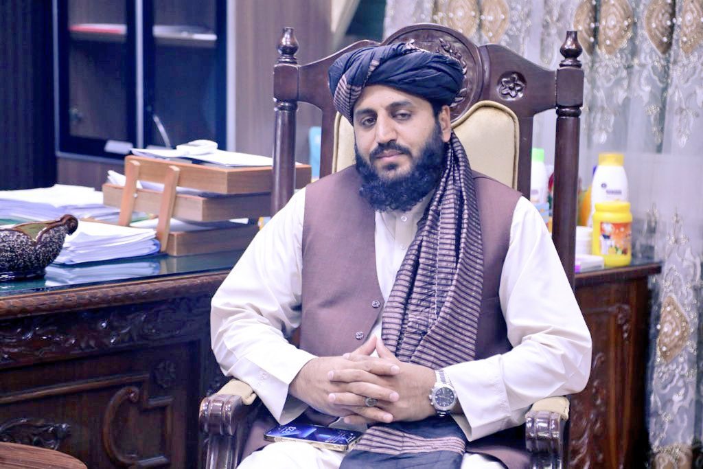 Arya087967's tweet photo. د عامي روغتیا وزارت د خوړو او درملو مخکنی معین ډاکټر عبدالباري عمر، د افغانستان برېښنا شرکت د رئیس په توګه وټاکل شو.
عبدالباري صيب زمونږ د پخوانيو مجاهدينو څخه دي،ډاکتر صيب د اسلامي نظام د قايم کول لپاره دومره قرباني ورکړي دی چې زما قلم يې د ليکولو توان څخه عاجز شو https://t.co/3ZRnJx4oa3
