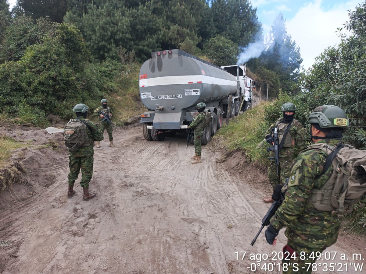 FFAAECUADOR's tweet photo. #Cotopaxi
En el sector del #chasqui se encontraron dos camiones abandonados, con capacidad de 10.000 galones cada uno.
A 600 metros de los camiones, lugar por dónde pasan los poliductos, perforaciones en la tubería y acoples con mangueras, para extraer crudo en forma ilícita. https://t.co/AnR8tLJQrj