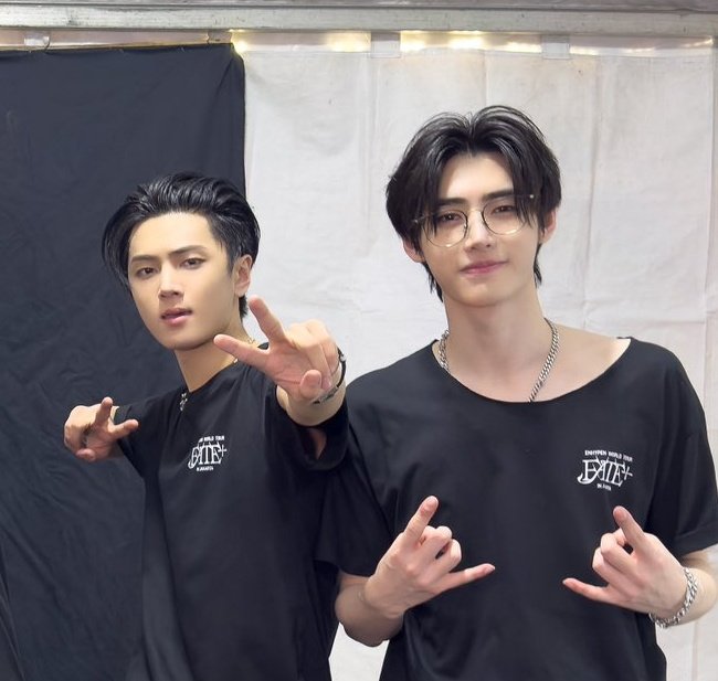 🖤✌️🤨✌️                            🤍🤘😊🤟