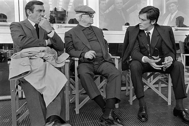 Oui, Alain Delon était conservateur, admirateur du général de Gaulle et ami de longue date de Jean-Marie Le Pen (notamment à cause de l’Indochine). Il n’était pas fan de l’adoption d’enfants par des couples homosexuels et s’était à plusieurs reprises prononcé pour la peine de
