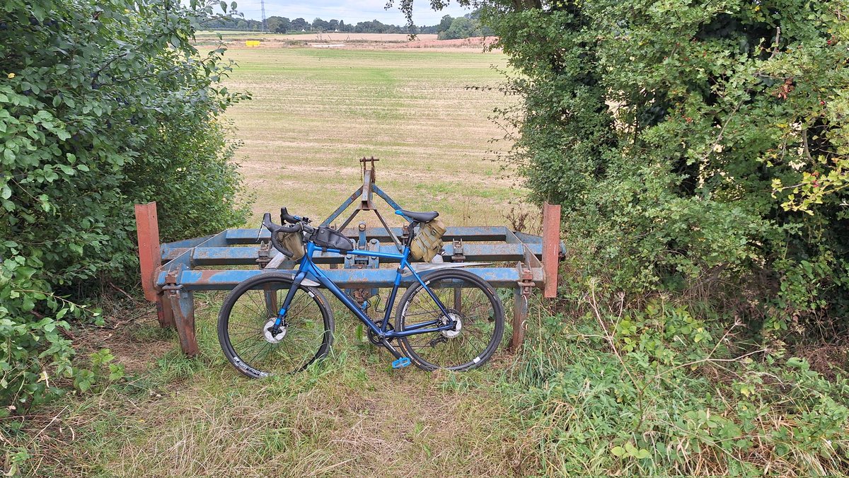 24km #birdingbybike this morning.
Bodymoor Heath GP - Greenshank, 7x Green Sand
KWP - BMW - Common Sand, Common Tern
Seeney Lane - 6x Yellow Wagtail
Kingsbury Range - briefest view of a probable Common  Redstart. Couldn't relocate to confirm.
 #UKbirding #lowcarbonbirding