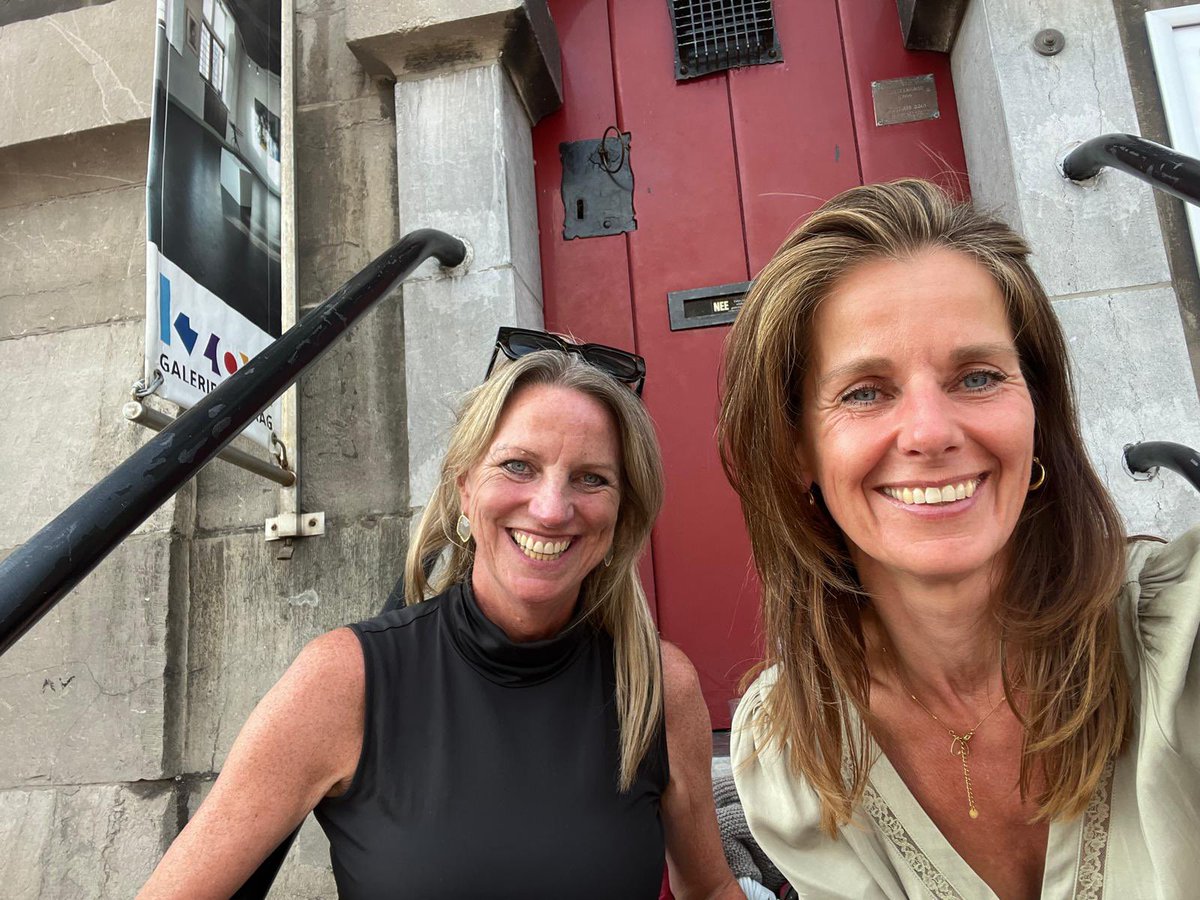 MargrietMD's tweet photo. Die ‘lof- en liefdes’betuigingen tussen vriendinnen na zo’n gezellige avond zijn bijna nog leuker dan de avond zelf!

Eerste: wij op random stoepje met eigen wijn😎. #budgettip https://t.co/6cdikwT1YO